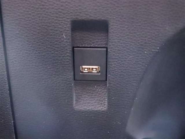 USB接続ポートは助手席側にあります！