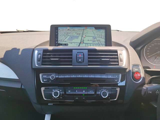 自社サービス工場にて、ドイツ本国と同様の教育・訓練を受けたBMW専門のメカニックが、100項目にも上るポイントを徹底的に点検・整備しております。