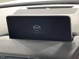 【8.8インチマツダコネクト】車内の雰囲気にマッチした大型のディスプレイ。スマホ接続でのナビ使用やBluetooth再生等、様々な機能が楽しめます。直感的なダイヤル操作が可能で、使い勝手も良好です。