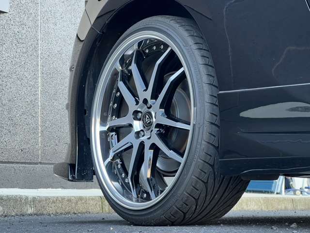 ホイールはKUHLオリジナルブランド、VERZWHEELSからKCV04の19インチAWを装着しております！個性あふれるブラックカットクリアのディスクにリムはバフアルマイトで決まっております。