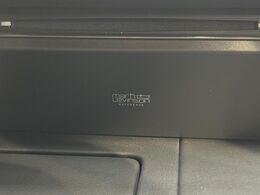 【マークレビンソンサウンドシステム】メーカーオプションの高品位サウンドシステムを搭載。専用のチューニングが施された大小様々なスピーカーから良質なサウンドが奏でられ、臨場感あふれる音響空間を演出します。