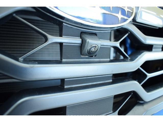 フロントカメラはグリルスバルマークの下にあります。