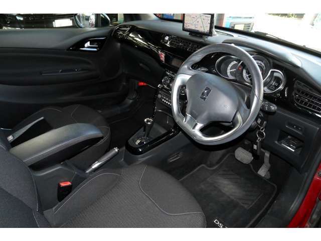 シート表皮はファブリック。前席シートバックの形状を工夫することで、後席の足元ペースに十分なゆとりを確保している