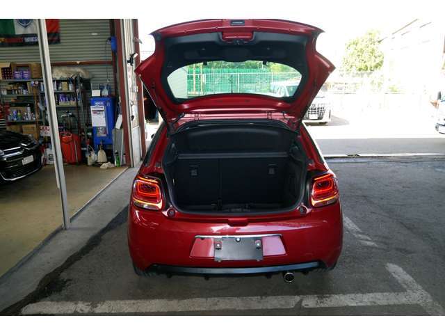 トランクルームも意外なほど広いうえに、後席は分割可倒式なので長尺ものも搭載できると実用性は高い