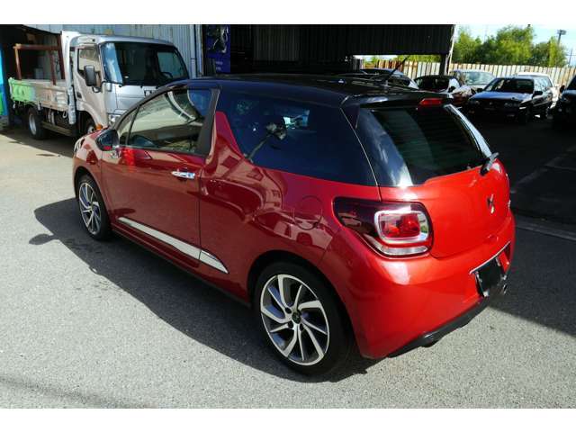 ESP（エレクトロニックスタビリティープログラム）を標準装備している他、6エアバッグシステム、バックソナー、オートワイパー、オートヘッドライトも装備