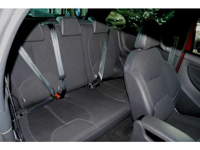 後部座席も御覧のコンディション！！足元広々！！