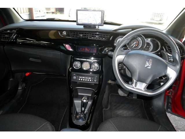 美しいコックピット☆本革巻きステアリング☆サテライトスイッチも装備です☆