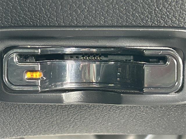 【ETC】有料道路を利用する際に料金所で停止することなく通過できる、ETC車載器（ノンストップ自動料金収受システム機器）が装備されています。セットアップを行うことで利用可能になります。