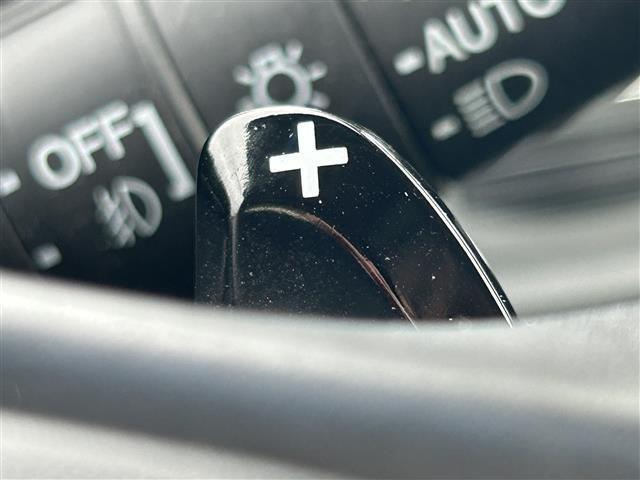 【パドルシフト（AT車）】MT車と同じように好きなギアで走ることができます！ステアリングから手を離さずに指先だけでシフト操作ができ、よりスポーティな走りをお楽しみいただけます。