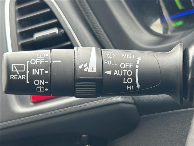 【オートワイパー（AUTO）】雨が降り出した時に、雨滴検出用センサー（レインセンサー）が雨滴を感知すると、自動でワイパーが動作します。