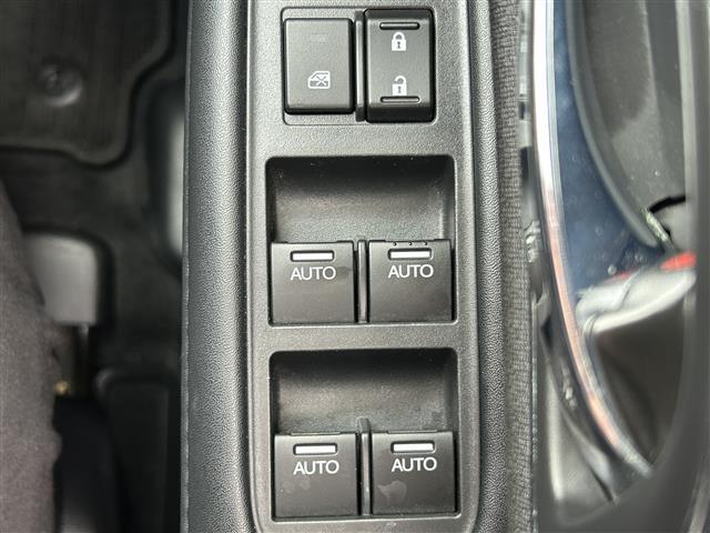 【パワーウインドウ】運転席のスイッチで、各席の窓ガラスの開閉ができます。あると便利ですよね。