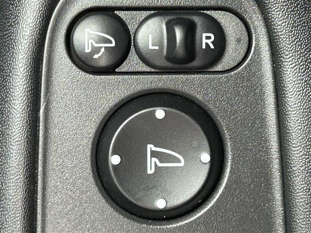 【電動格納ミラー】運転席のスイッチで、ドアミラーの開閉や角度の調整ができます。