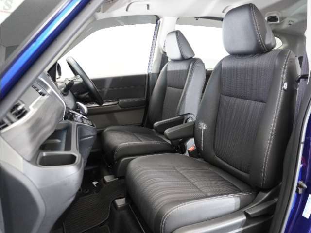 運転席と助手席は足元が繋がっているので自由に行き来しやすいので駐車場が狭いときでも助手席側からスムーズに乗り降りできて便利！
