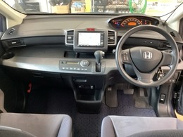 車内は光触媒抗菌消臭施工済です。スタイリッシュなデザインでスポーティなインパネ周りを演出します。グローブボックスやカップホルダーのほかにトレーなどたくさんの収納スペースが付いています。