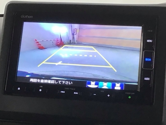 リバースギアに入れるだけで後方の表示へ切り替わります。夜間や雨の日の駐車も楽になりますよ。