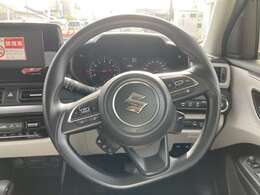 スタイリッシュなデザインのハンドルでドライブの楽しくなりますね☆