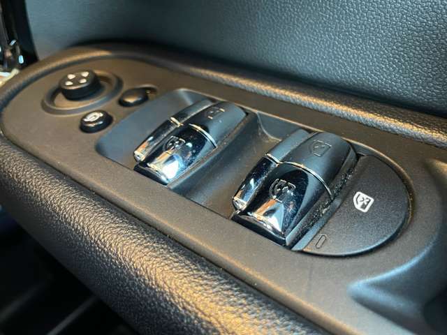 マットブラックにホワイトのLIBERALAのロゴの建物と看板が目印です。