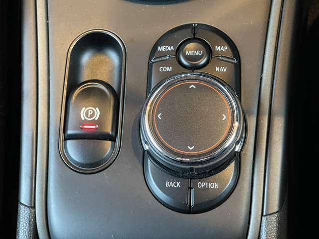 ご来場が難しいお客様でもご安心下さい、店頭在庫でしたらテレビ電話などを使いお車の詳細をご説明させて頂く事も可能でございます。当店スタッフが真心込めてご対応させて頂きます。