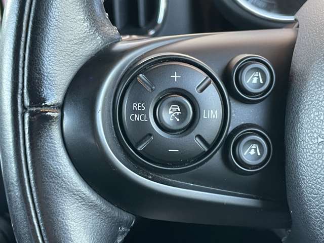 ご来場が難しいお客様でもご安心下さい、店頭在庫でしたらテレビ電話などを使いお車の詳細をご説明させて頂く事も可能でございます。当店スタッフが真心込めてご対応させて頂きます。