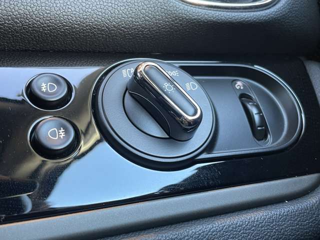 マットブラックにホワイトのLIBERALAのロゴの建物と看板が目印です。