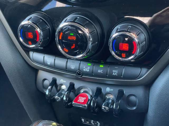 ご来場が難しいお客様でもご安心下さい、店頭在庫でしたらテレビ電話などを使いお車の詳細をご説明させて頂く事も可能でございます。当店スタッフが真心込めてご対応させて頂きます。