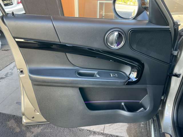 マットブラックにホワイトのLIBERALAのロゴの建物と看板が目印です。