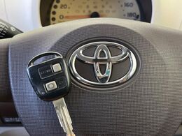 【キーレス】少し離れた場所からでもボタン一つでドアの開錠・施錠ができるのでとっても便利！ドアの鍵穴周りに傷をつけることもありません♪