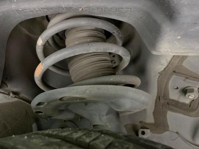 お車を安心してお乗りいただく為には、足回りの定期点検が欠かせません。サービスサポート（有償保証）では無料点検もご提供しており、安心のカーライフをお過ごしいただけるサポート体制が整っています。