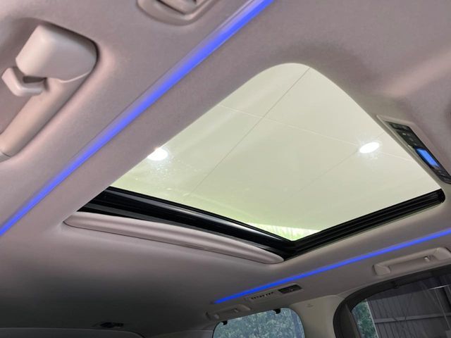 【大型サンルーフ】車内の解放感が一気に上がる大型のパノラマルーフ！季節を問わず開放的で快適なドライブをお楽しみいただけます。流通量も少なく希少価値の高い人気の装備です♪