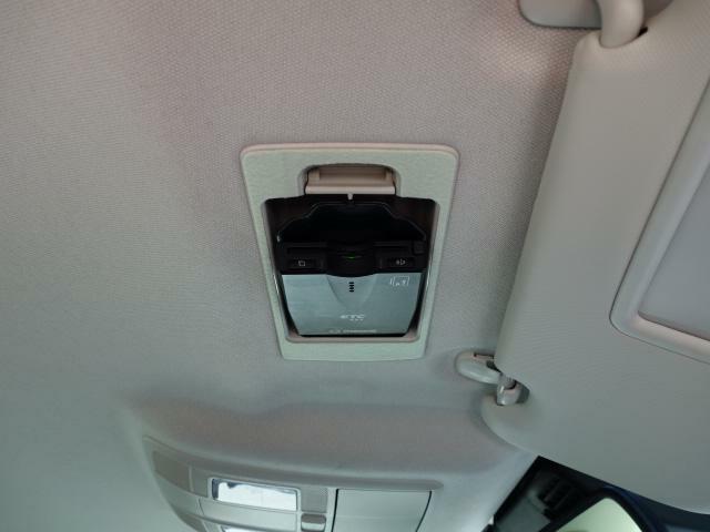 ETC車載機は専用ボックスにてバイザー裏に隠れて装着されております。トップシーリング（天井）の状態もご覧ください。きれいな状態となっております。