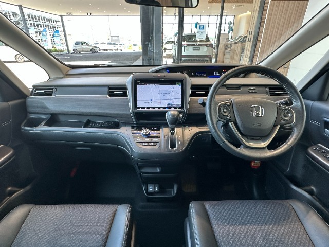 当社の中古車は、フロアマット付きで販売しておりません。予めご了承下さい。中古車という特性上匂いや見栄えなどの状態が左右される為です。純正マット、車種専用社外品マットをご購入いただけます。
