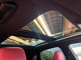 【大型サンルーフ】車内の解放感が一気に上がる大型のパノラマルーフ！季節を問わず開放的で快適なドライブをお楽しみいただけます。流通量も少なく希少価値の高い人気の装備です♪