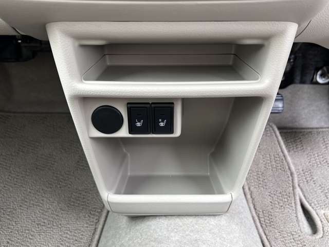 前席中央下部にも小物入れがあります！前席シートヒーター付き！