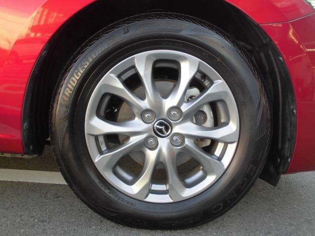 標準装備の純正15インチアルミホイール。タイヤサイズは185/65R15です。
