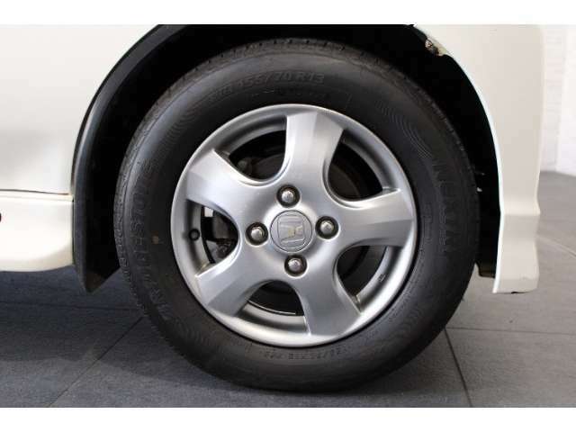 純正アルミホイールが足元を飾ります！！タイヤサイズは155/70R13を装備しております！！