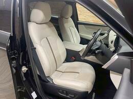 【レザーシート】ならではの高級感あふれる内装がこたわりのアイテム。見た目の高級感とより上質な座り心地をお楽しみください。