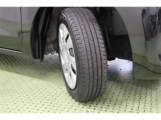 タイヤサイズ　155/65R14。シンプルなデザインのホイールキャップを装着しています。