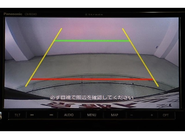 ガイドライン付きのバックカメラ搭載です。車は構造上たくさんの死角がありますので、とても便利な機能ですね。あくまでサポート機能ですので常に周囲の状況に気をつけ、目視での確認が大事ですよ！