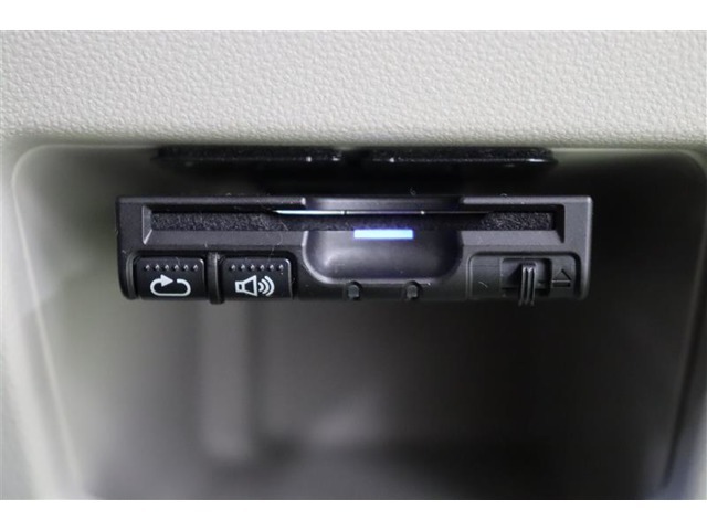 ゲート通過もスムーズなETCはボイスタイプです。今やマストアイテムですね。納車前には使用できるようにセットアップをさせていただきます。ETCカードの取扱もしておりますのでご相談くださいね。