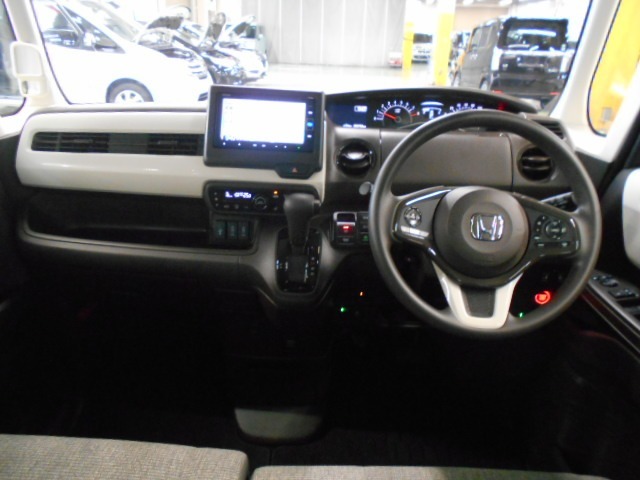 ドライバーを包み込むように、ディスプレーやスイッチ、コンソールを配置。座った瞬間から運転への期待が！空間そのものの心地よさにこだわっています。