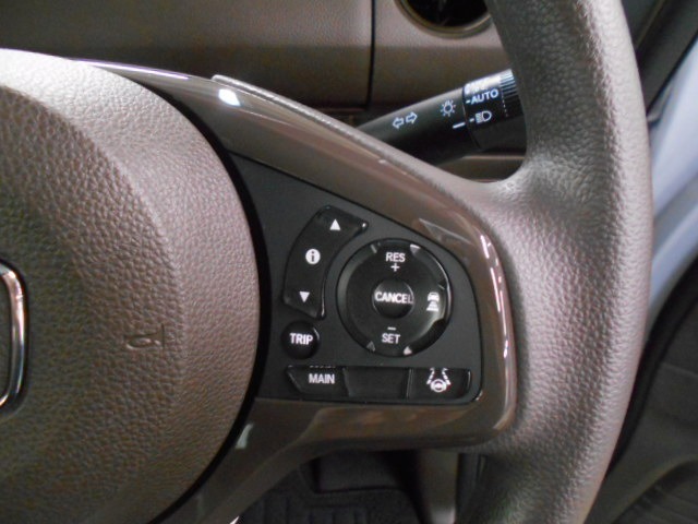 ハンドル右側にはクルーズコントロールのスイッチが装備され運転中の操作も安心して行えます！