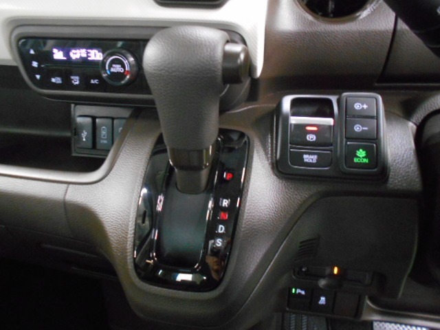 インパネシフトだから視線の移動も少なく足元もスッキリ♪運転席もゆったりしているのでゆとりを持ってドライブできますね！