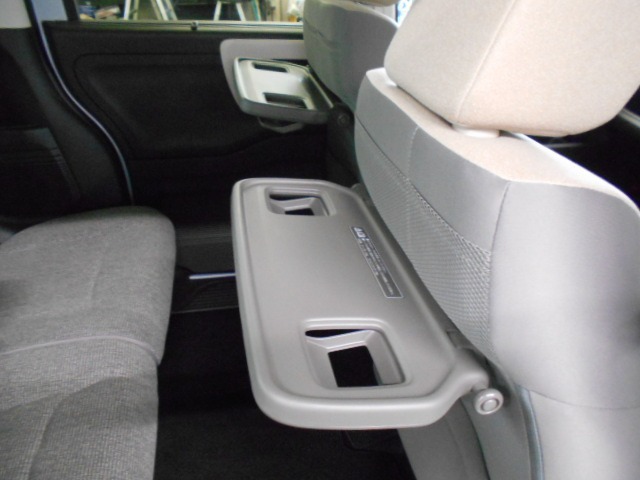 おやつタイムに活躍するシートバックテーブル付きです。