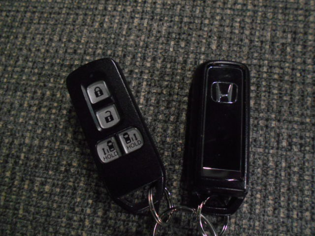 スマートキー付！キーを取り出さなくてもドアロックの施錠・開錠、エンジンの始動が出来ます！雨の日や荷物の多い日にとても便利ですね♪