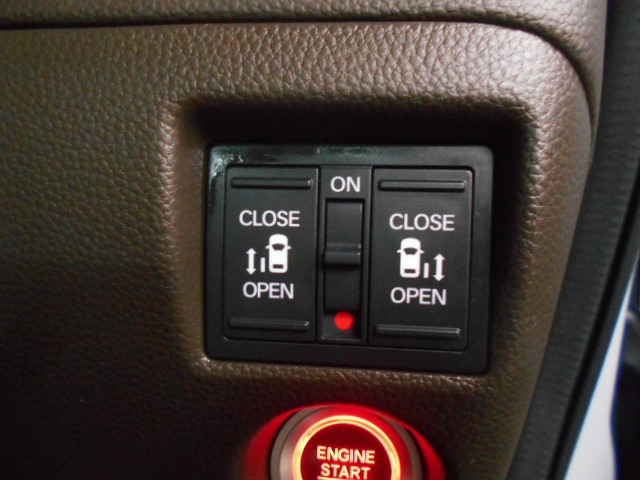 両側電動スライドドア！！荷物で手が塞がる時など簡単にドアの開閉が出来ます！何より力いらずで開閉OK！女性やお年寄りにも優しい♪電動機能はOFFにもできますから元気なお子様の駆け出しも安心！