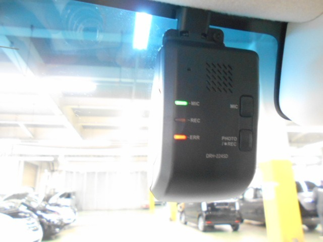 『ドライブレコーダー』動画を残すことで万が一の事態に遭遇した時の必須アイテムです！急ブレーキ・急ハンドルが起こった際、自動で記録が上書きされずに保存され、後でPC等で確認出来ます。