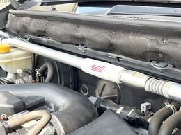 【STIタワーバー】お車の剛性を高めるタワーバーを装備。よりスムーズなコーナリング走行が可能となり、走りも楽しめます。