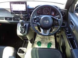 必要なもの以外を大胆に削ぎ落とすとともホンダ乗用車の原点であるN360から継承する「M・M思想」から生まれた燃料タンクを前席の下に収めるセンタータンクレイアウトによりミニマルで心地よい室内空間を追求！