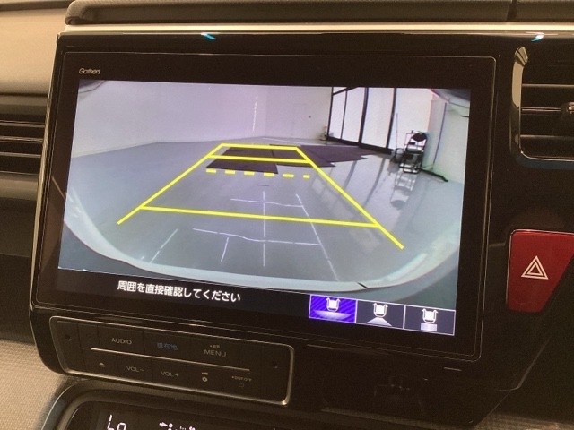 リバースギアに入れるだけで後方の表示へ切り替わります。夜間や雨の日の駐車も楽になりますよ。