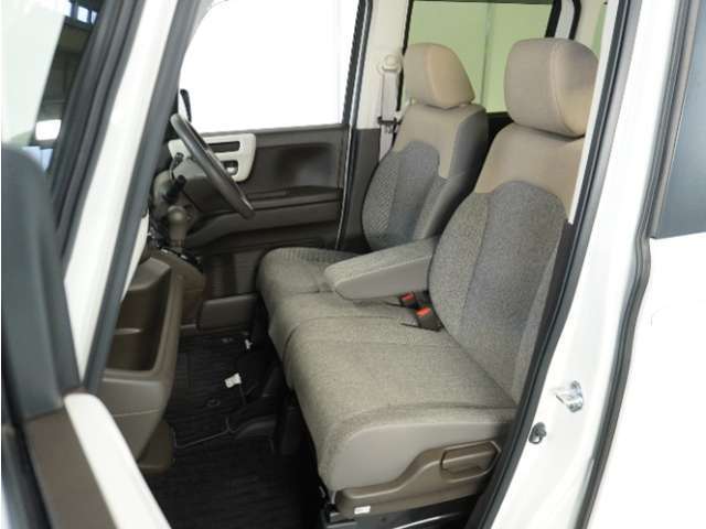 運転席と助手席は足元が繋がっているので自由に行き来しやすいので駐車場が狭いときでも助手席側からスムーズに乗り降りできて便利！